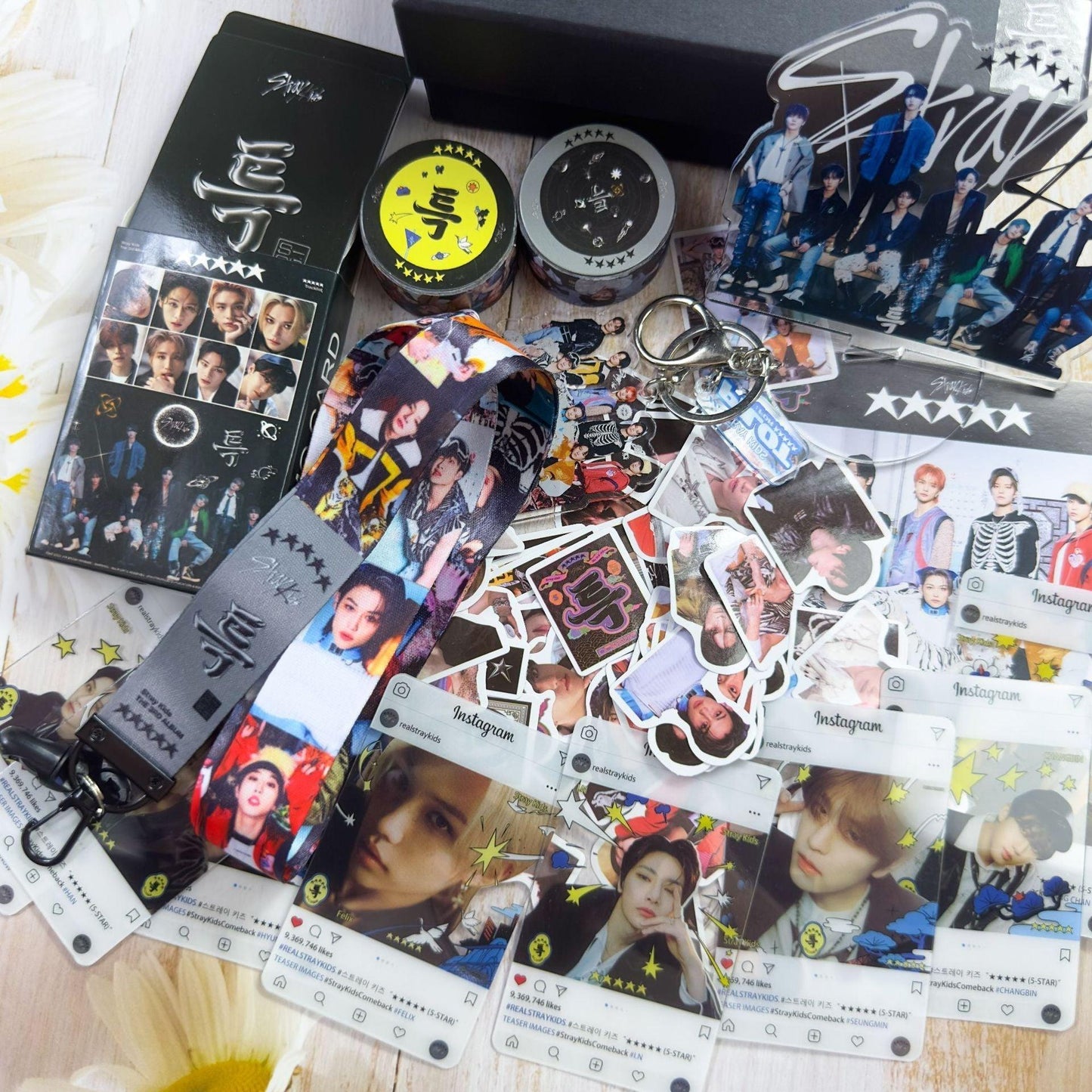 KIT 5 ÉTOILES STRAY KIDS AVEC 162 PIÈCES (COFFRET CADEAU AVEC DIVERS ARTICLES !✨)