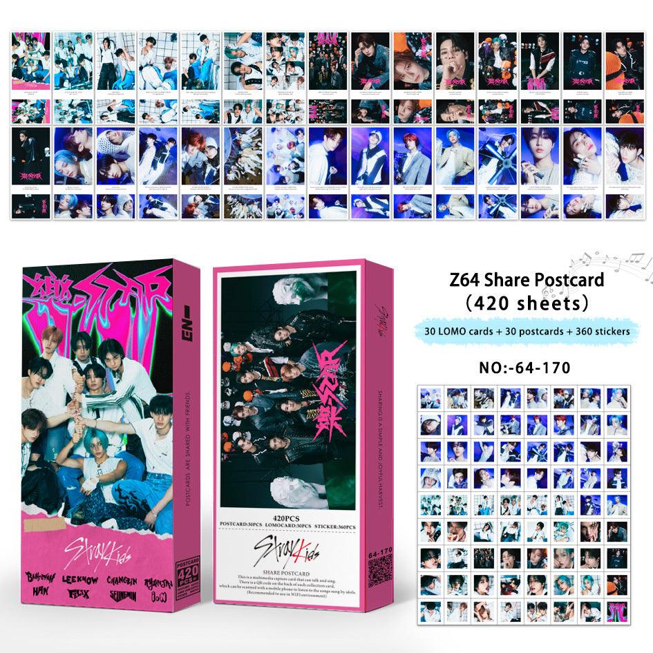 CARTES PHOTO STRAY KIDS 420 PCS (30 CARTES PHOTO + 30 CARTES POSTALES + 360 AUTOCOLLANTS)