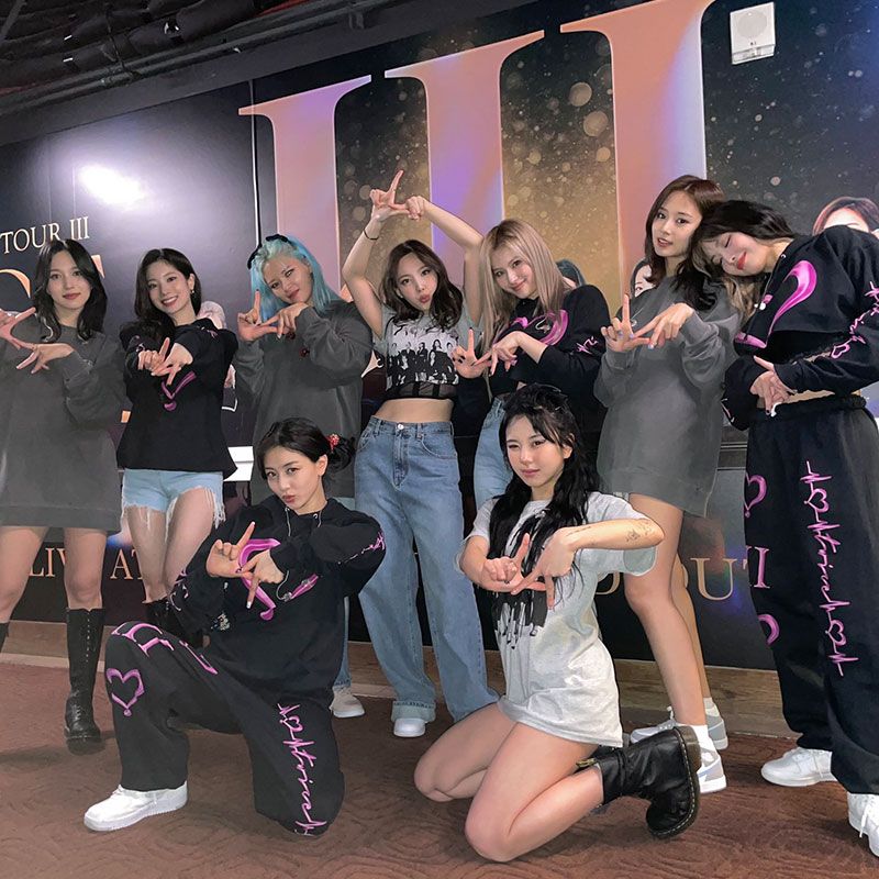 ENSEMBLE SWEAT À CAPUCHE ET PANTALON TWICE 4TH WORLD TOUR III