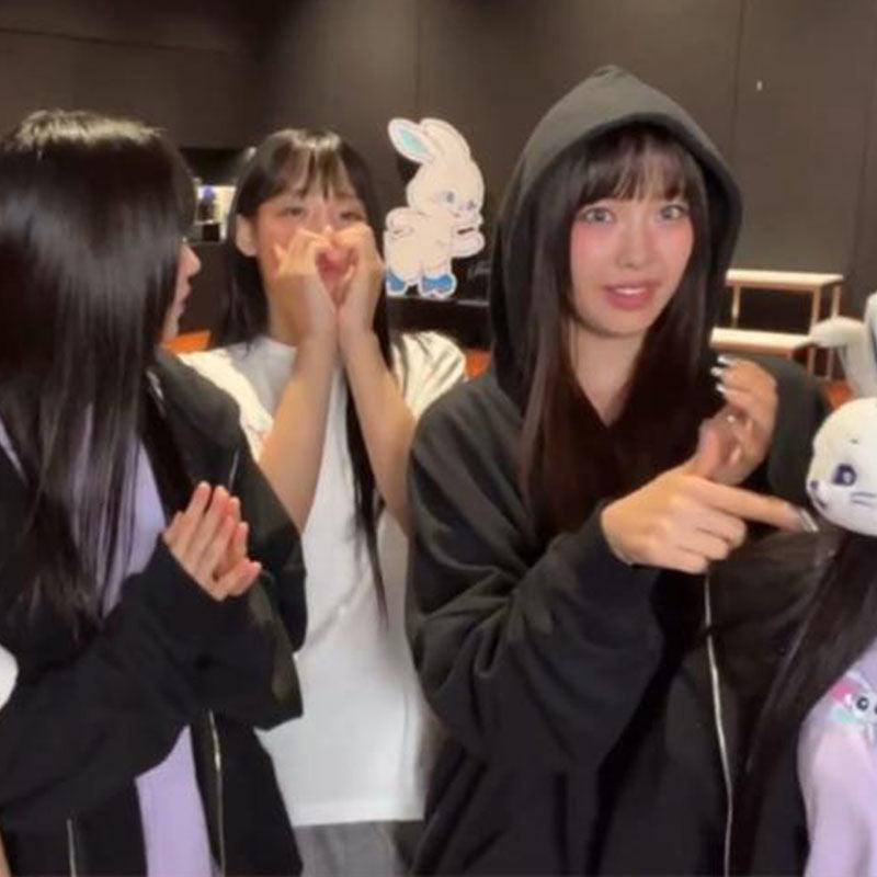 SWEAT À CAPUCHE NEWJEANS BUNNIES CLUB