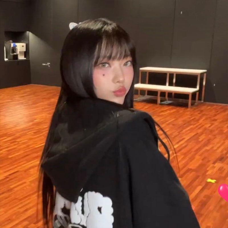 SWEAT À CAPUCHE NEWJEANS BUNNIES CLUB