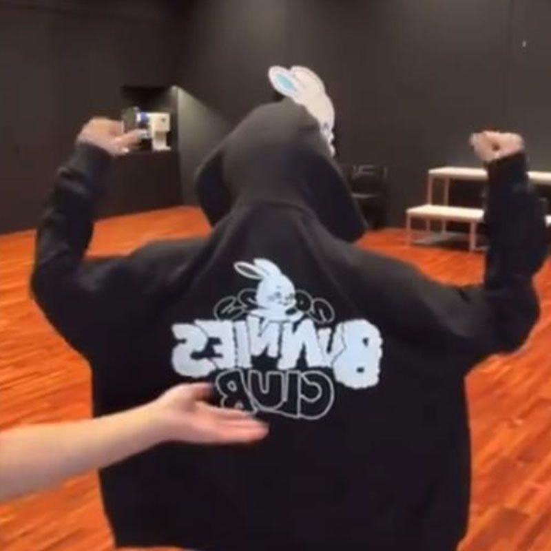 SWEAT À CAPUCHE NEWJEANS BUNNIES CLUB