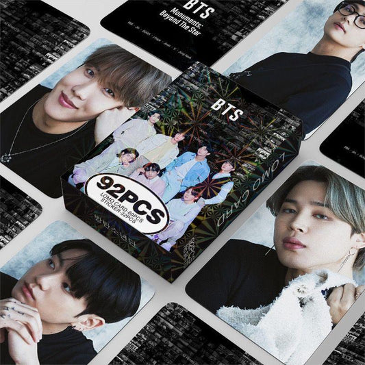 PHOTOCARTES BTS FÊTE 2023 92 PIÈCES (60 PHOTOCARTES + 32 AUTOCOLLANTS)