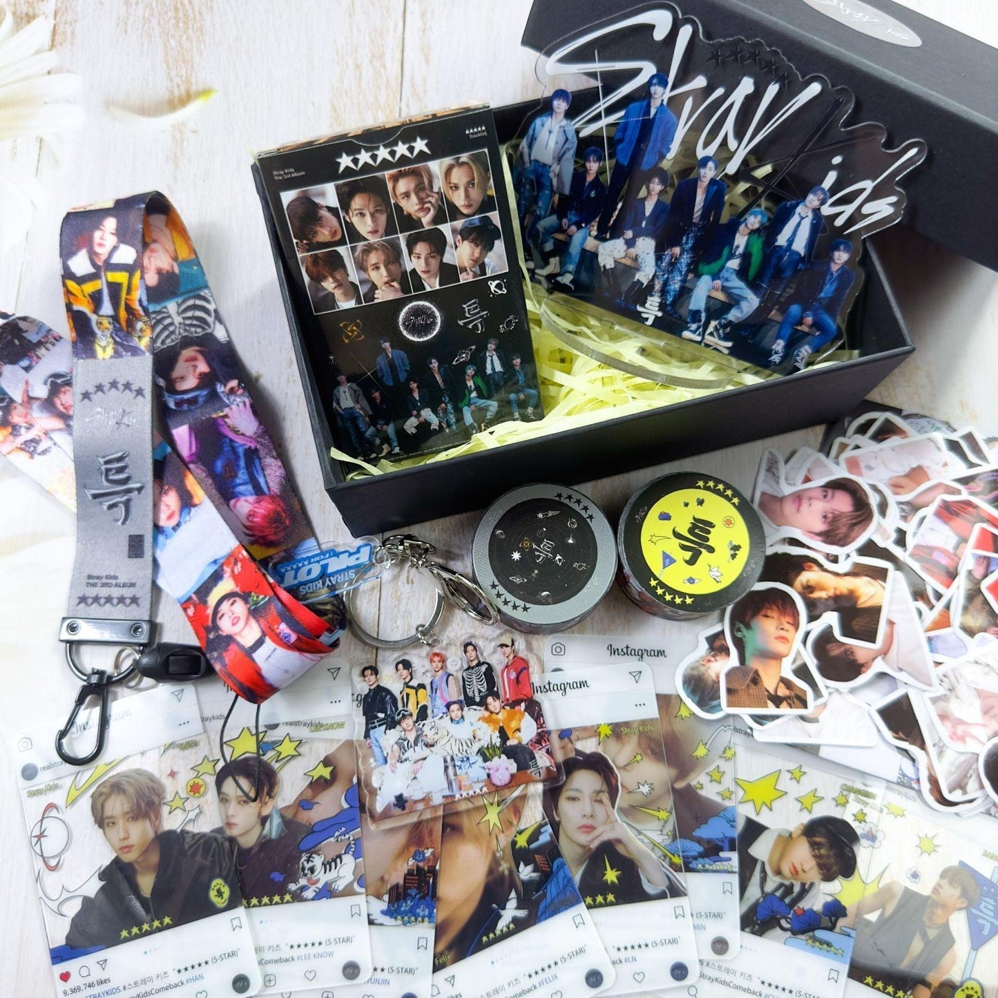 KIT 5 ÉTOILES STRAY KIDS AVEC 162 PIÈCES (COFFRET CADEAU AVEC DIVERS ARTICLES !✨)