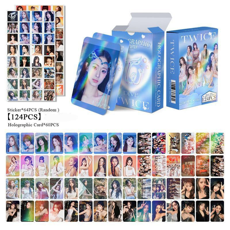 KIT TWICE DIVE - 124 PIÈCES (60 CARTES PHOTO HOLOGRAPHIQUES + 64 AUTOCOLLANTS)