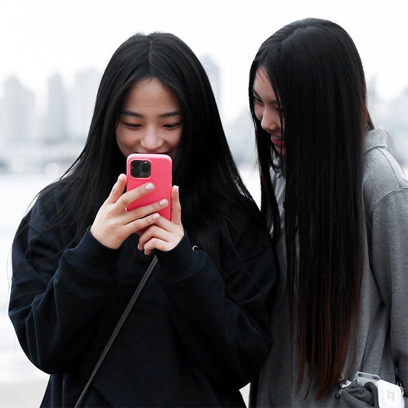 SWEAT À CAPUCHE NEWJEANS MINJI