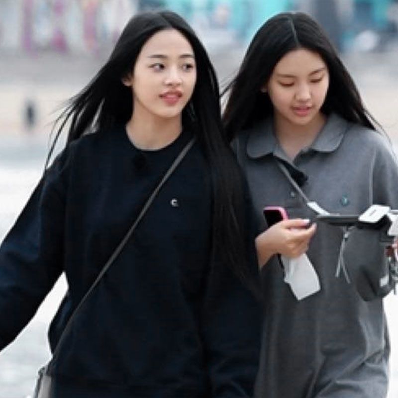 SWEAT À CAPUCHE NEWJEANS MINJI