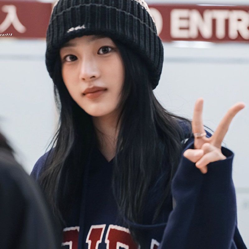 SWEAT À CAPUCHE MINJI NEWJEANS