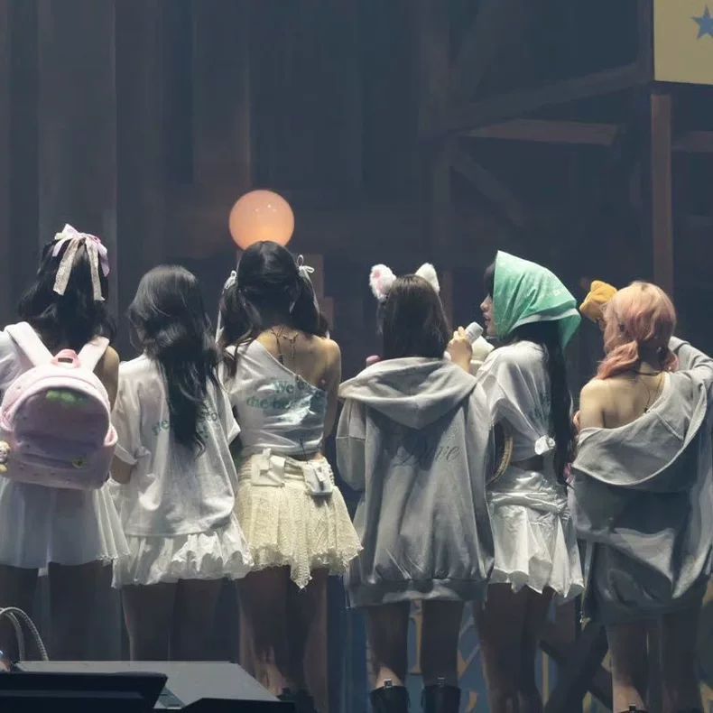 IVE MERCH - SWEAT À CAPUCHE IVE SCOUT 2025