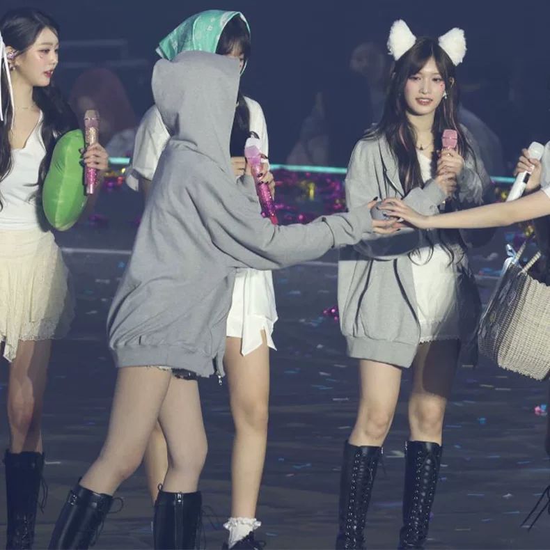 IVE MERCH - SWEAT À CAPUCHE IVE SCOUT 2025