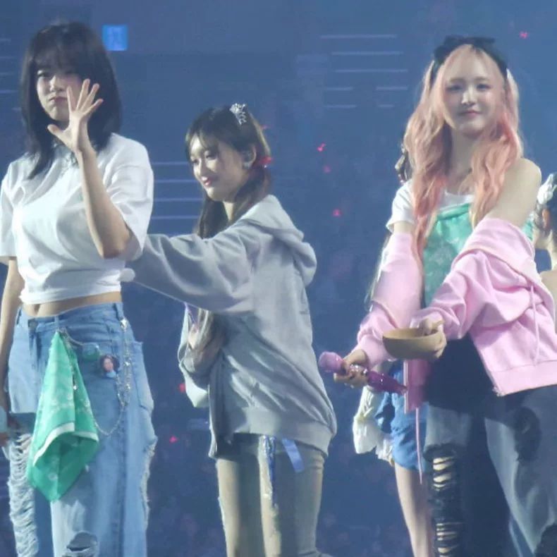 IVE MERCH - SWEAT À CAPUCHE IVE SCOUT 2025