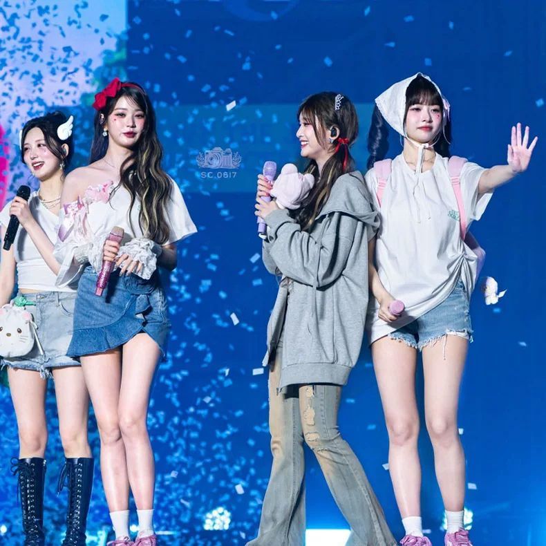 IVE MERCH - SWEAT À CAPUCHE IVE SCOUT 2025