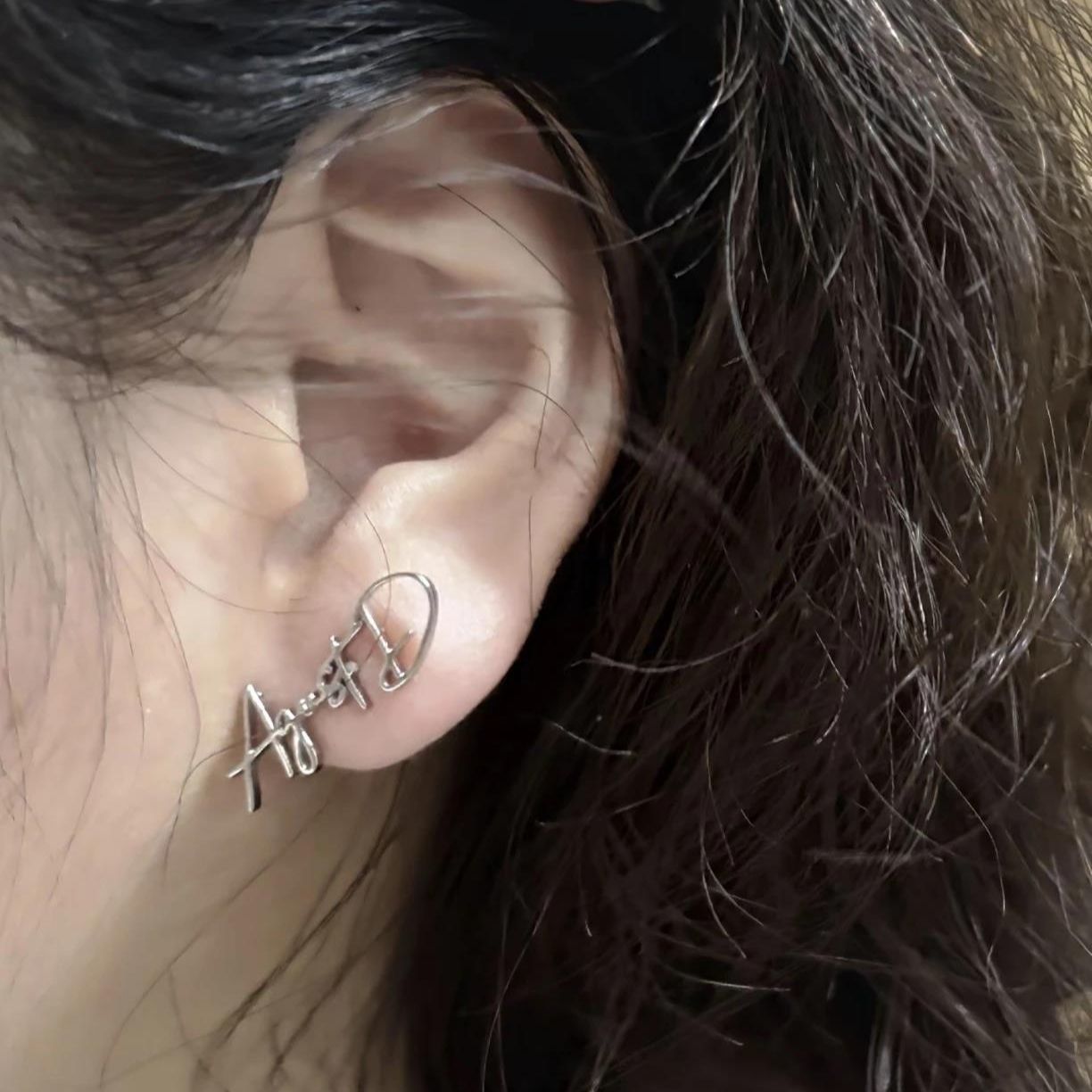 PAIRE DE BOUCLES D'OREILLES SUGA AGUST D EN ACIER INOXYDABLE