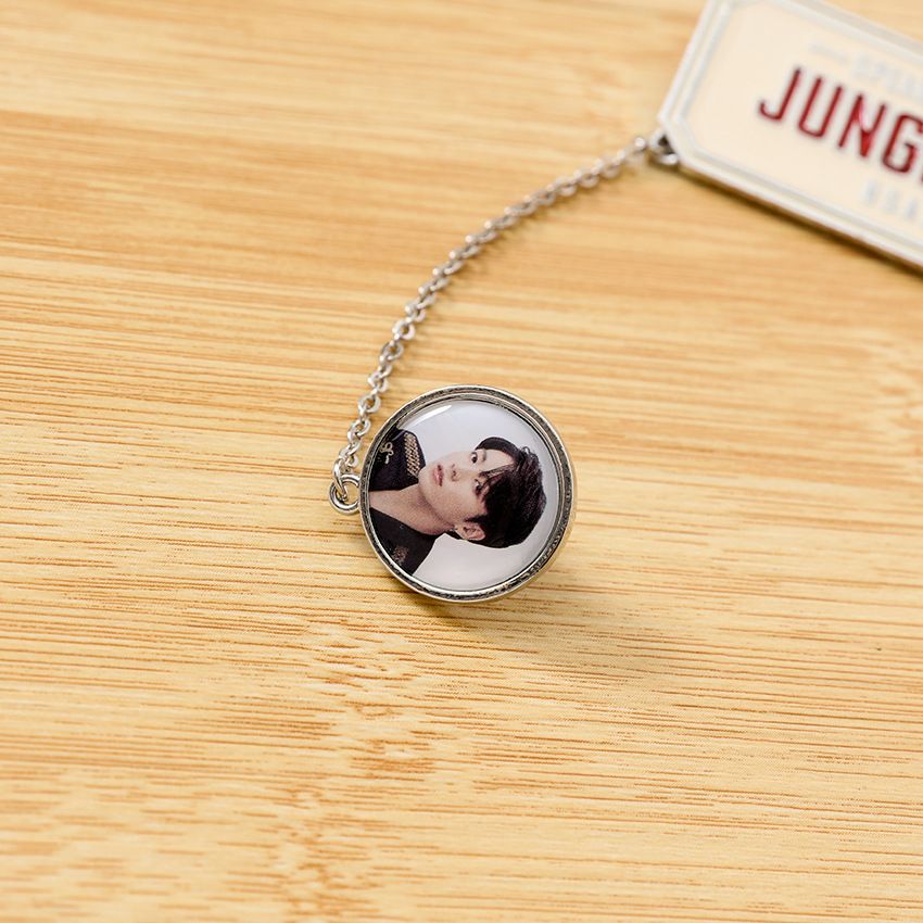 PIN'S DE LA TOURNÉE LOVE YOURSELF DES PRODUITS BTS