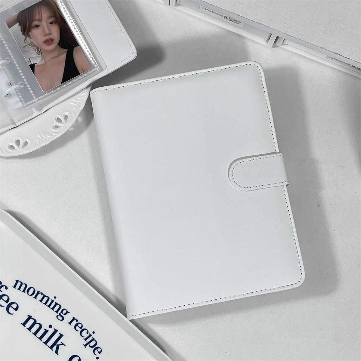 CLASSEUR À PAILLETTES A5 AVEC PORTE-PHOTO + 20 FEUILLES PLASTIQUES DOUBLE FACE AVEC 8 POCHETTES CHACUNE