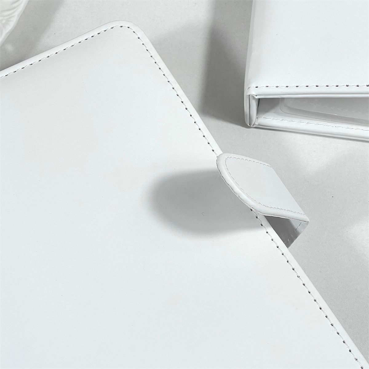 CLASSEUR À PAILLETTES A5 AVEC PORTE-PHOTO + 20 FEUILLES PLASTIQUES DOUBLE FACE AVEC 8 POCHETTES CHACUNE