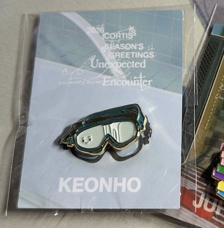 PORTE-CLÉS EN PELUCHE CORTIS