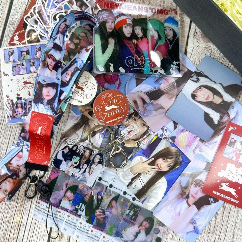 KIT 92 PCS (60 CARTES PHOTO + 32 AUTOCOLLANTS) NEWJEANS GET UP