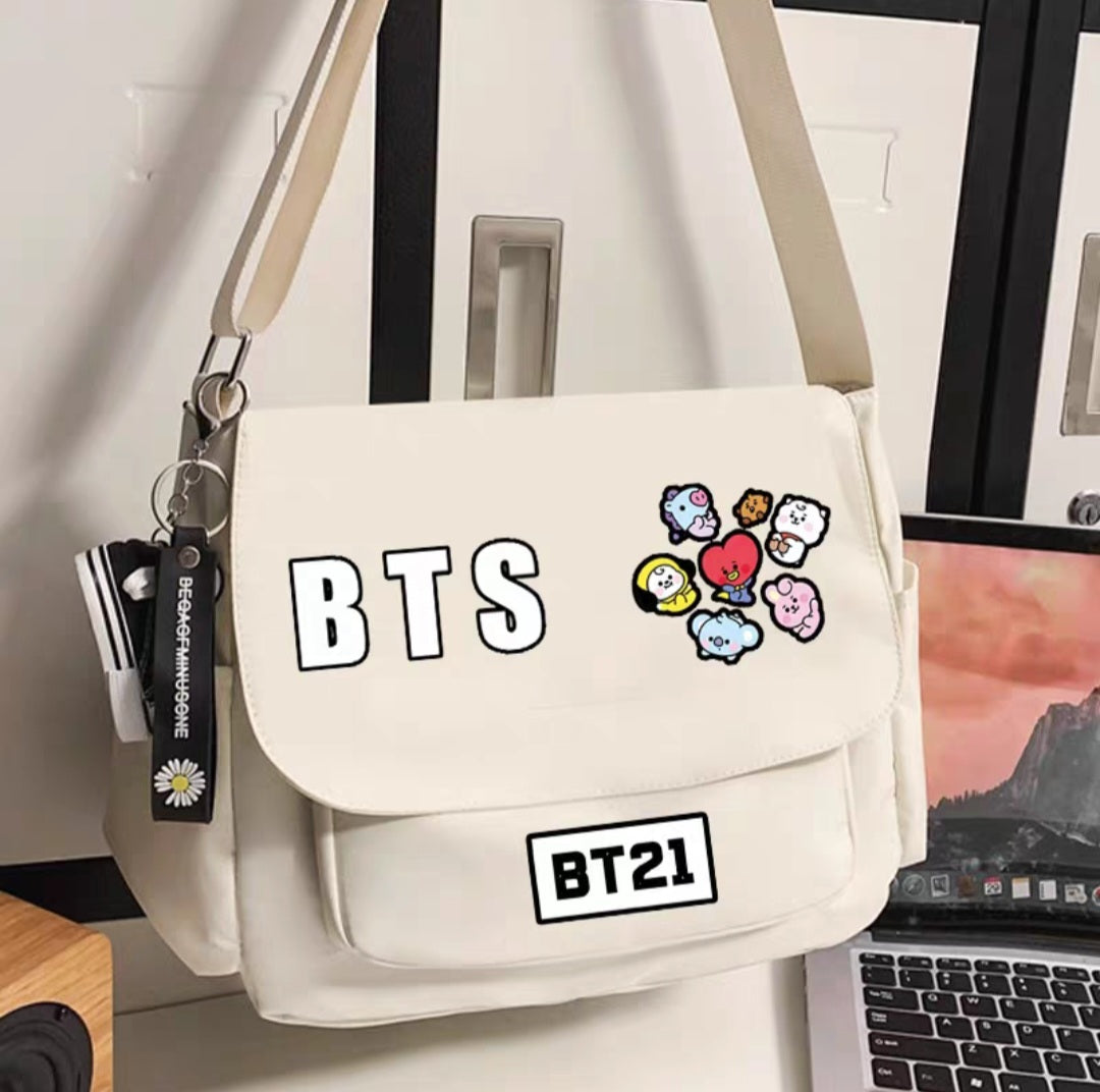 SAC BTS BT21 DIVERS MODÈLES (noir et blanc)