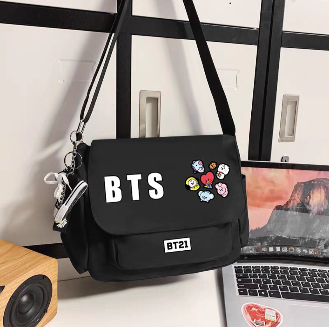 SAC BTS BT21 DIVERS MODÈLES (noir et blanc)