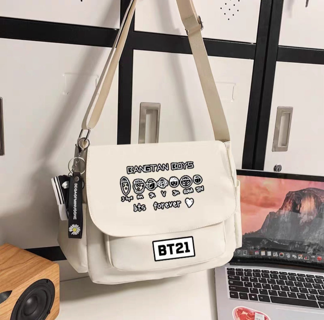 SAC BTS BT21 DIVERS MODÈLES (noir et blanc)