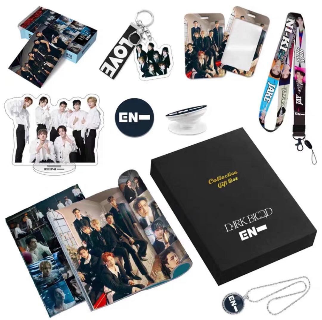 KIT AVEC LIVRE PHOTO, CARTES PHOTO, COLLIER, POP SOCKET ET + ARTICLES (DIFFÉRENTS GROUPES !✨)
