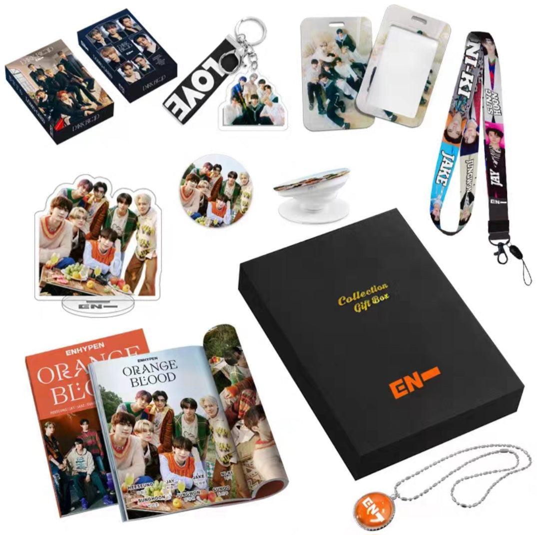 KIT AVEC LIVRE PHOTO, CARTES PHOTO, COLLIER, POP SOCKET ET + ARTICLES (DIFFÉRENTS GROUPES !✨)