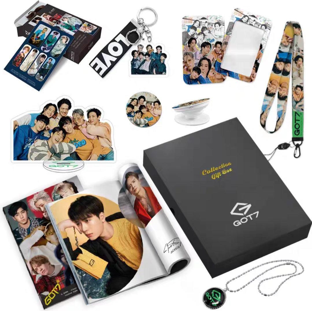 KIT AVEC LIVRE PHOTO, CARTES PHOTO, COLLIER, POP SOCKET ET + ARTICLES (DIFFÉRENTS GROUPES !✨)
