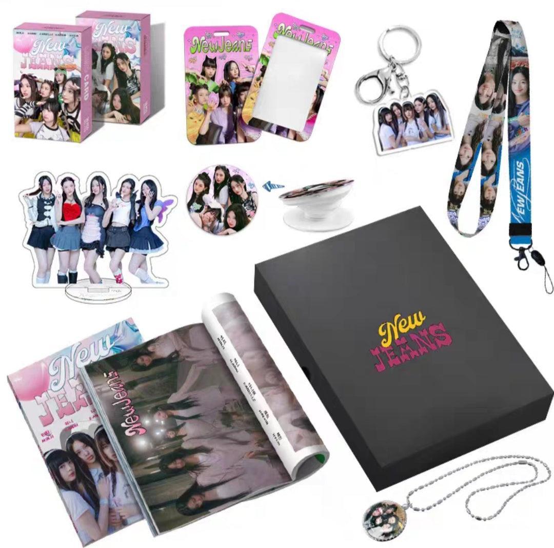 KIT AVEC LIVRE PHOTO, CARTES PHOTO, COLLIER, POP SOCKET ET + ARTICLES (DIFFÉRENTS GROUPES !✨)