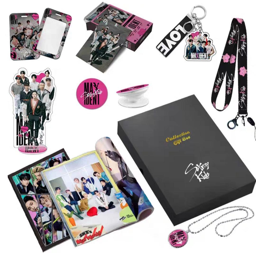 KIT AVEC LIVRE PHOTO, CARTES PHOTO, COLLIER, POP SOCKET ET + ARTICLES (DIFFÉRENTS GROUPES !✨)