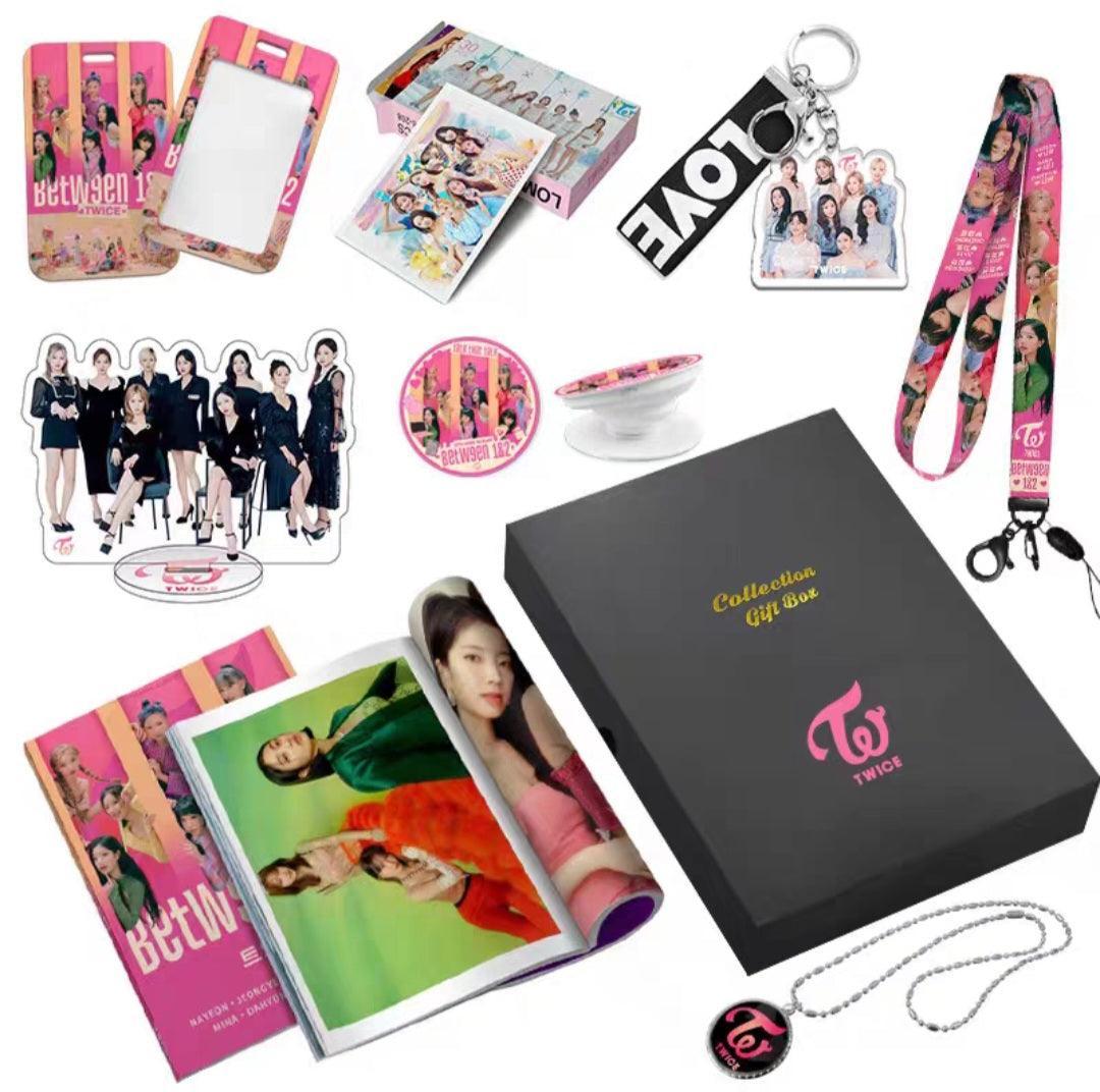 KIT AVEC LIVRE PHOTO, CARTES PHOTO, COLLIER, POP SOCKET ET + ARTICLES (DIFFÉRENTS GROUPES !✨)