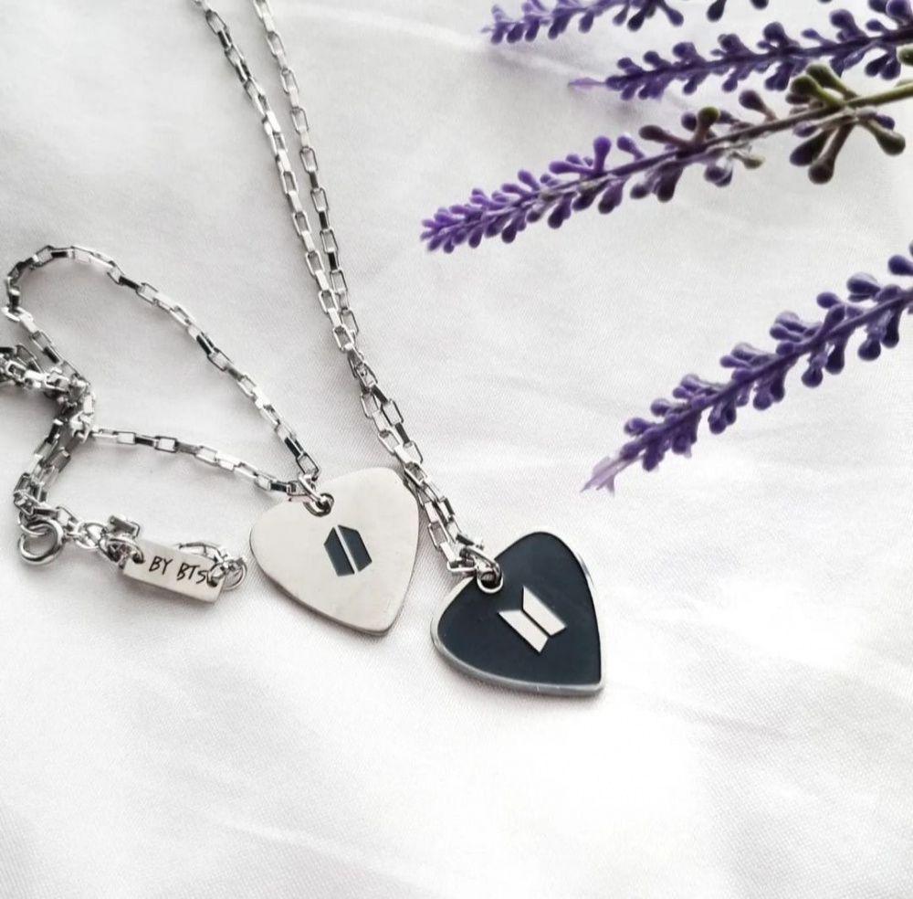 BTS - COLLIER GUITARE SUGA ARGENT EN ACIER INOXYDABLE