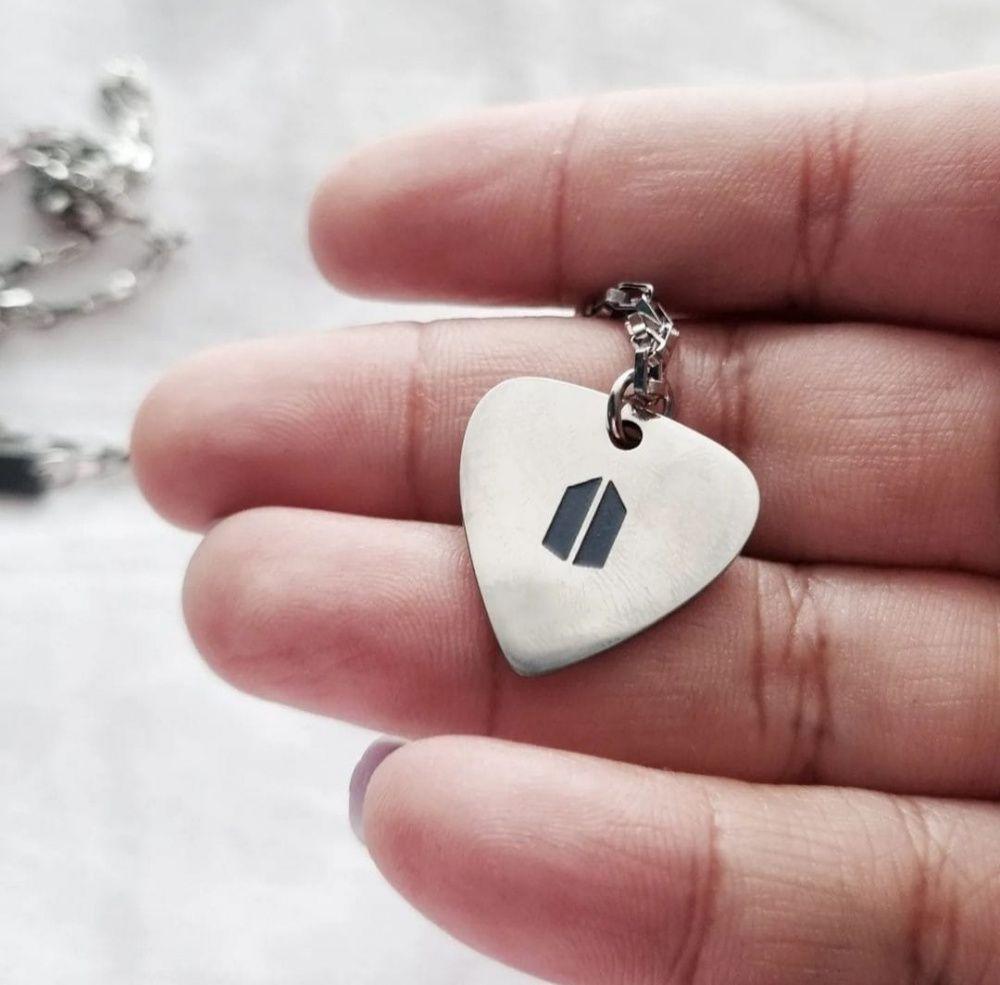 BTS - COLLIER GUITARE SUGA ARGENT EN ACIER INOXYDABLE