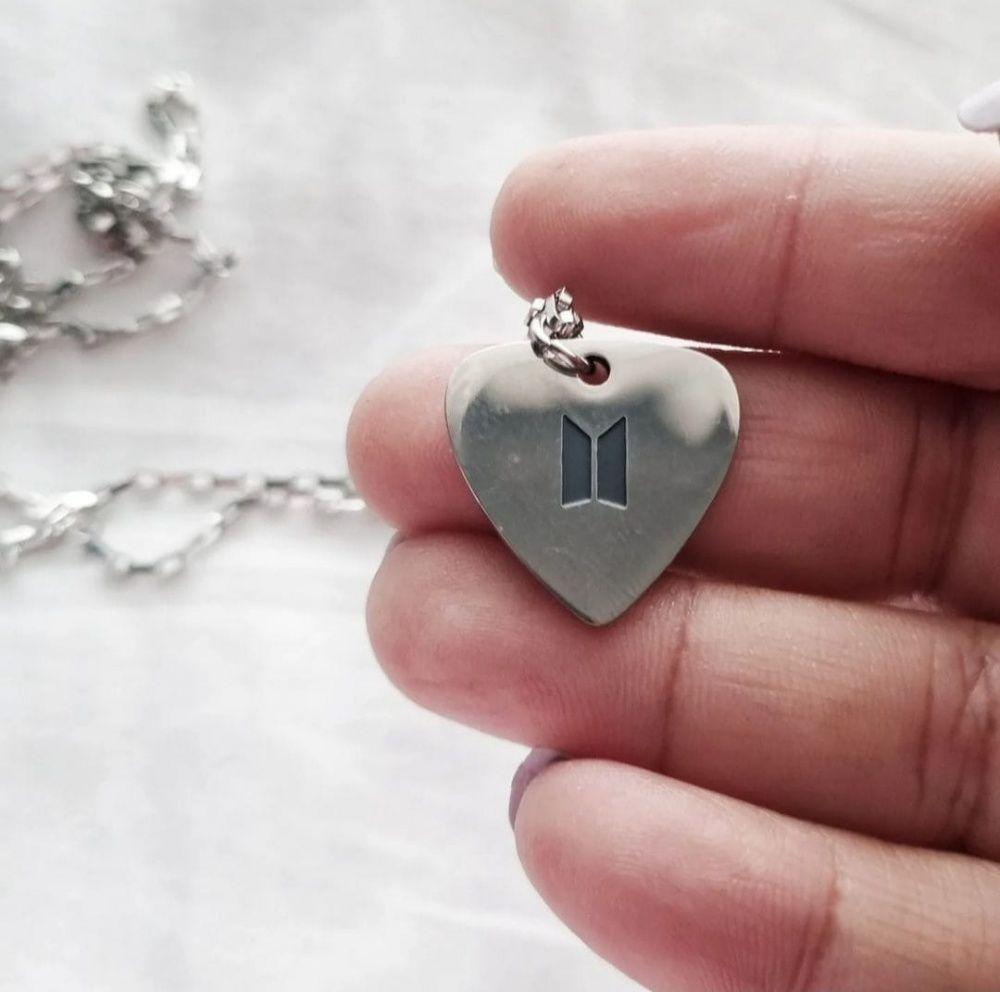 BTS - COLLIER GUITARE SUGA ARGENT EN ACIER INOXYDABLE
