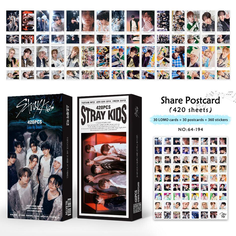 CARTES PHOTO STRAY KIDS 420 PCS (30 CARTES PHOTO + 30 CARTES POSTALES + 360 AUTOCOLLANTS)