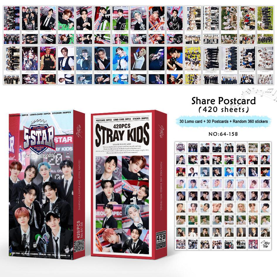 CARTES PHOTO STRAY KIDS 420 PCS (30 CARTES PHOTO + 30 CARTES POSTALES + 360 AUTOCOLLANTS)