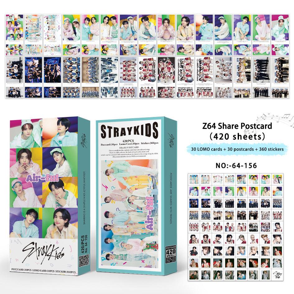 CARTES PHOTO STRAY KIDS 420 PCS (30 CARTES PHOTO + 30 CARTES POSTALES + 360 AUTOCOLLANTS)